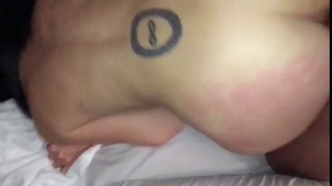 Человек занимается сексом с девушкой и кончает внутрь