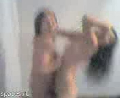 Две киргизские женщины снимаются на телефон