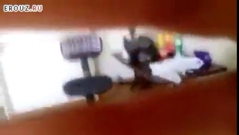 Худая узбечка обоссалась от большого члена в своей киске