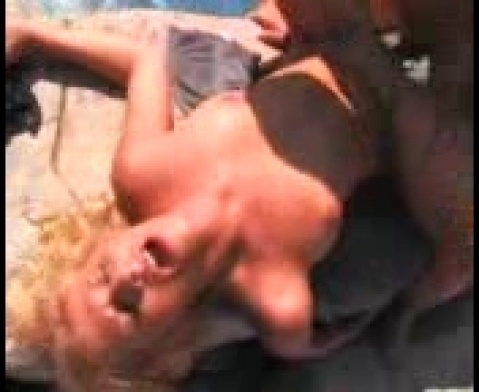 Интимные забавы на кровати с пошлыми разговорами