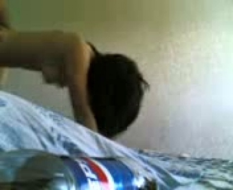 Молодая кавказка занимается страстным сексом в видео