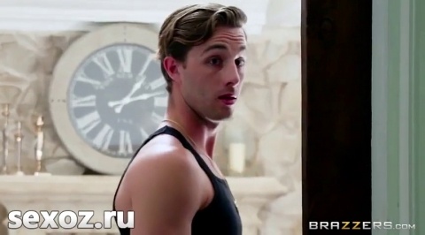 Мужчина жестко имеет возбужденную Mandy Dee во все дырки