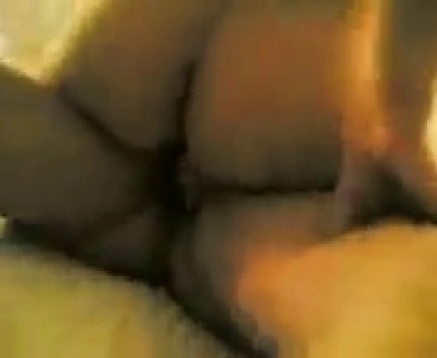 Страстно трахает девушку в мокрую киску