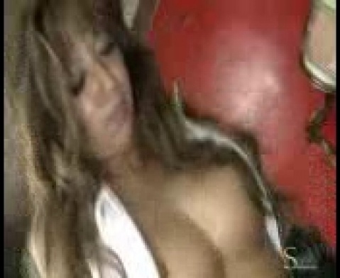 Страстный секс в полдень возле бассейна