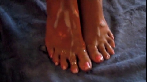 Узбек мастурбировал на длинные ноги и обкончал их